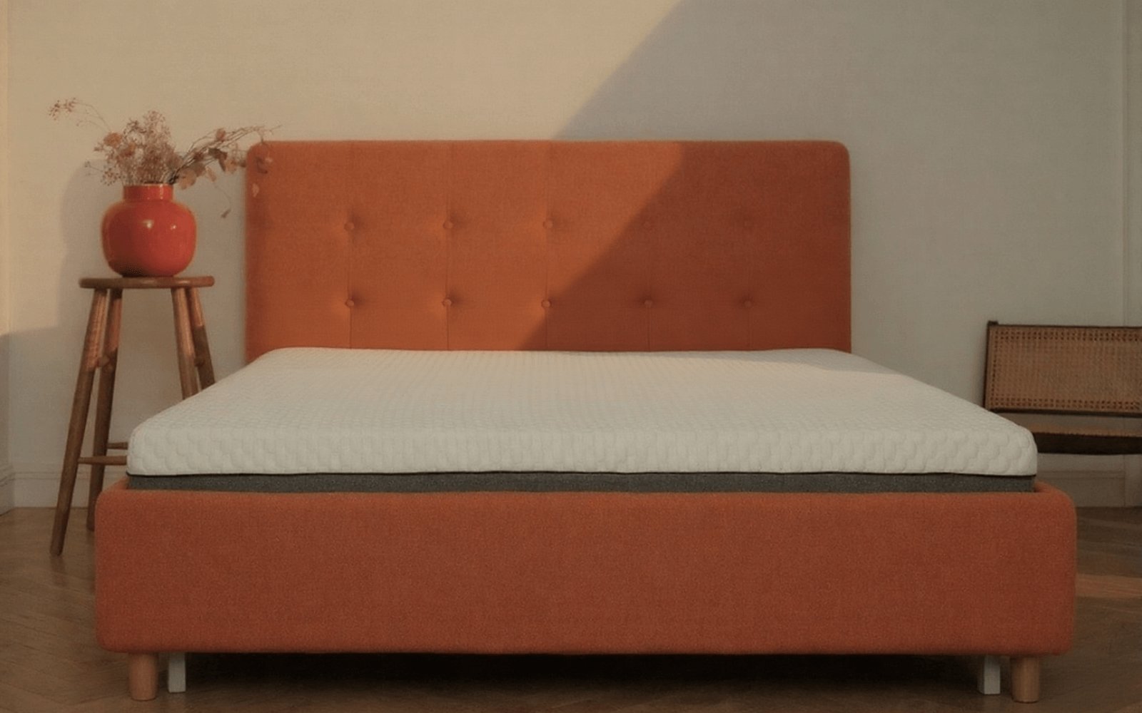 Favorit bed in a bedroom interior, view 1