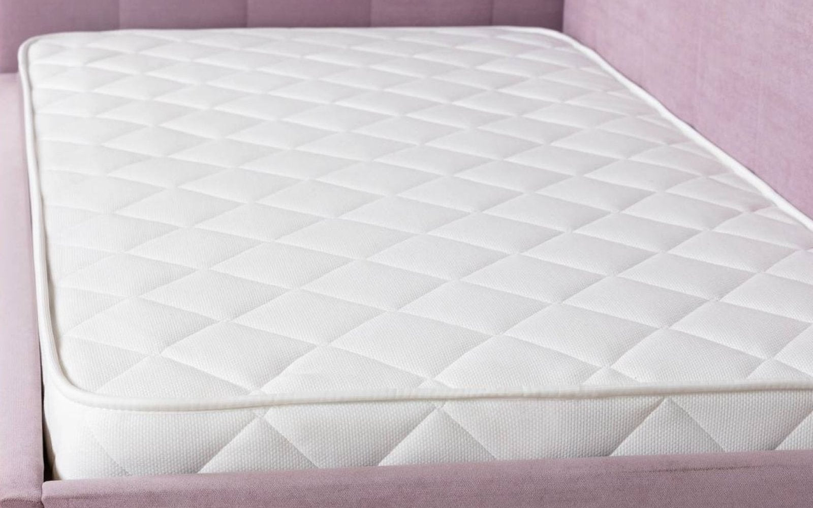 Kids Robby High mattress in a bedroom interior, view 1