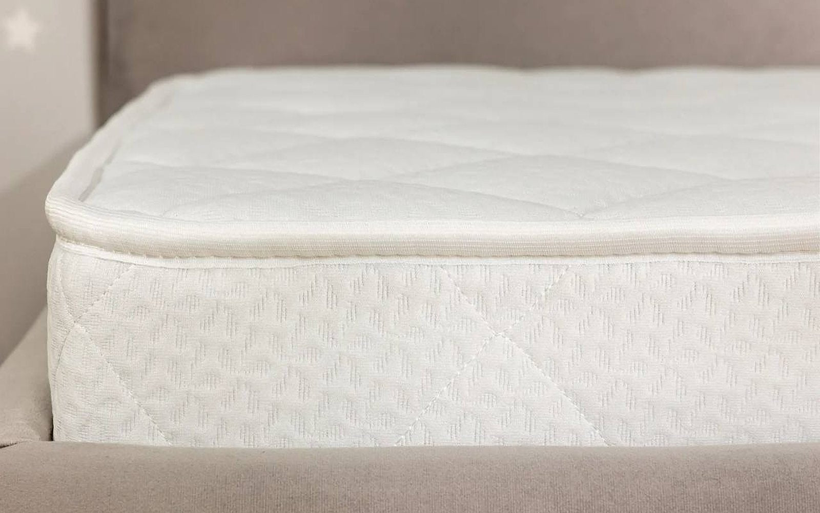 Kids Robby High mattress in a bedroom interior, view 2
