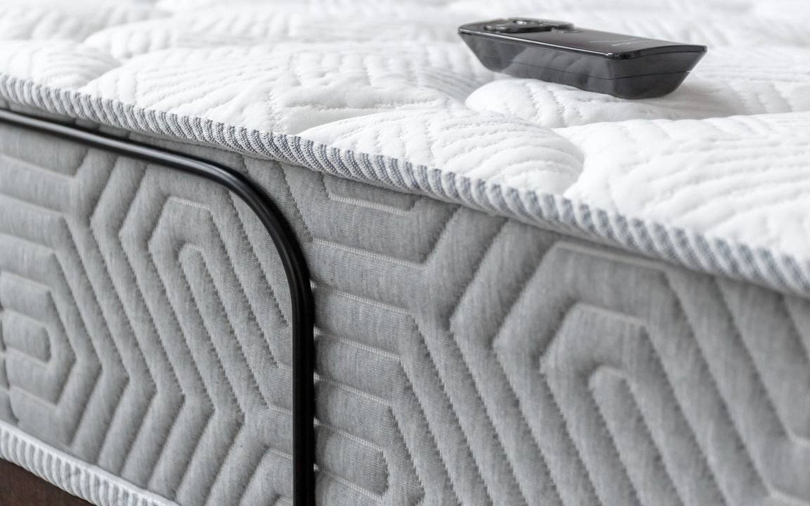 Technology Flow mattress in a bedroom interior, view 1