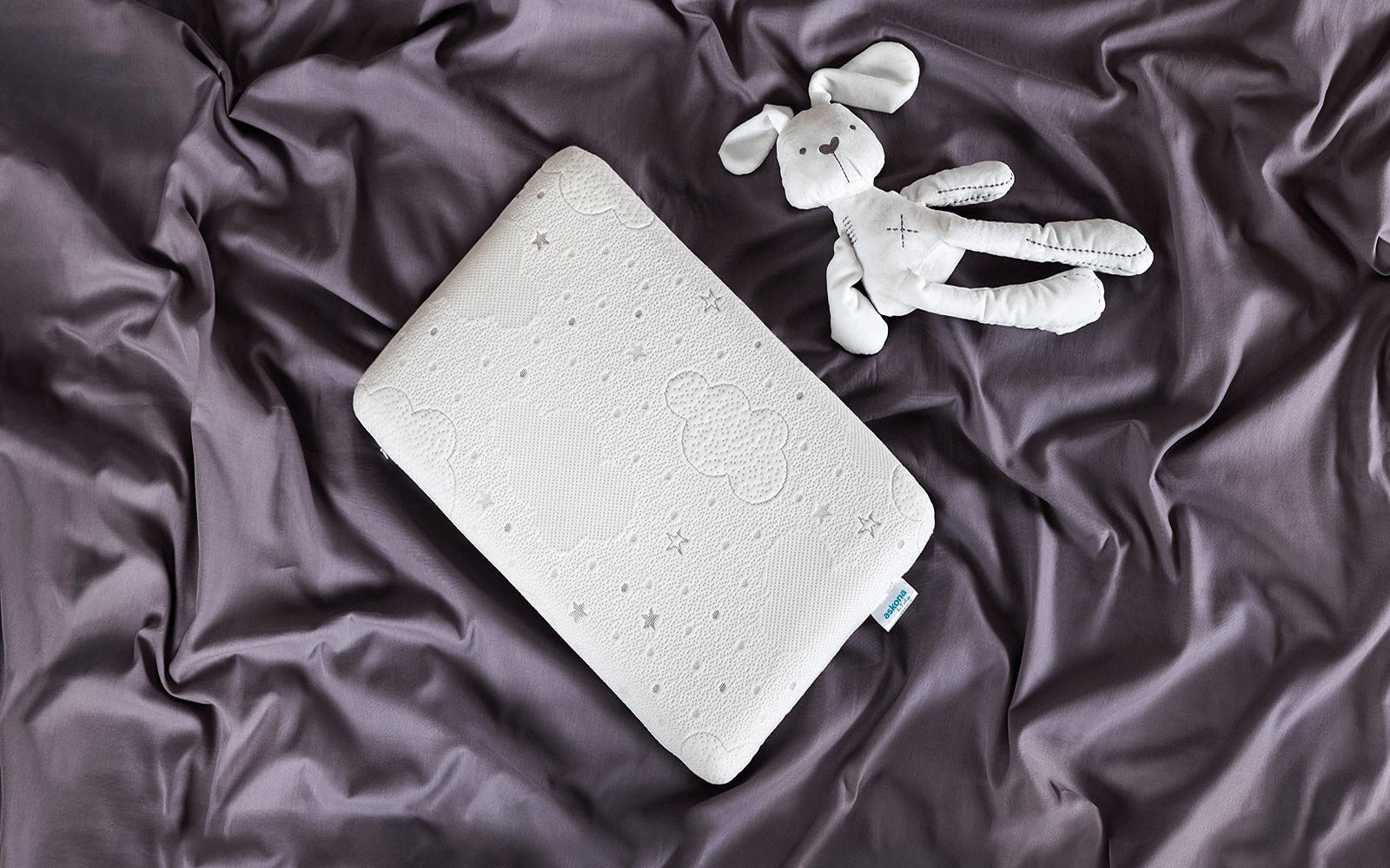 Navi pillow in a bedroom interior, view 4